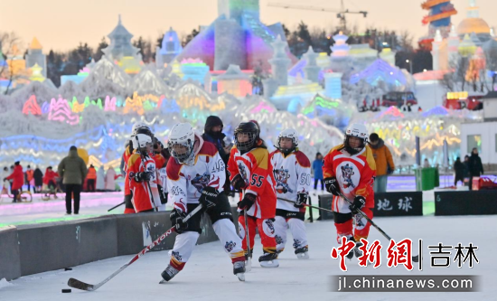 青少年在長春冰雪新天地參加冰球運(yùn)動 (資料圖)張瑤/攝 青少年在長春冰雪新天地參加冰球運(yùn)動 (資料圖)張瑤/攝